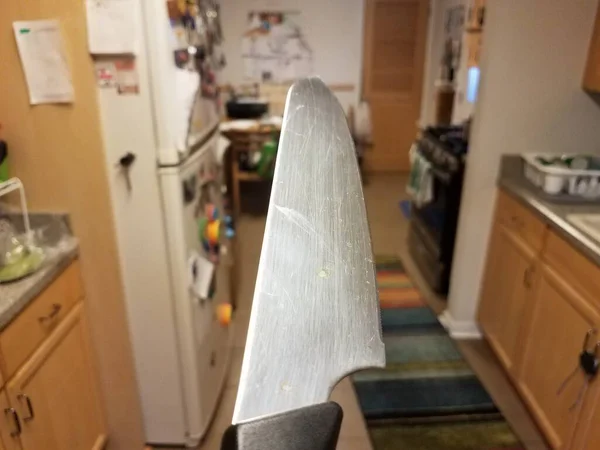 Ostry Nóż Metalowy Czarnym Uchwytem Kuchni Perspektywy Pierwszej Osoby — Zdjęcie stockowe