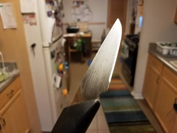 Mutfakta Siyah Saplı Keskin Metal Bıçak Birinci Şahıs Bakış Açısı — Stok fotoğraf