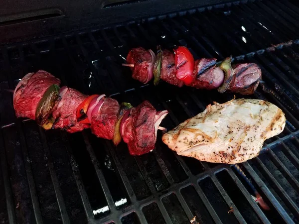 Kebob Manzo Con Cipolle Peperoni Bastone Una Griglia Barbecue Con — Foto Stock