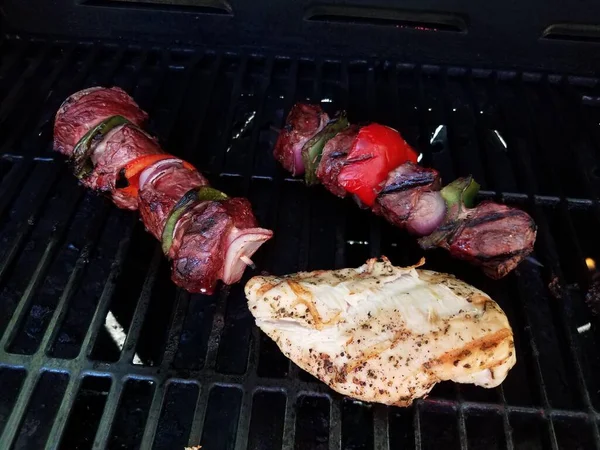 Kebob Manzo Con Cipolle Peperoni Bastone Una Griglia Barbecue Con — Foto Stock