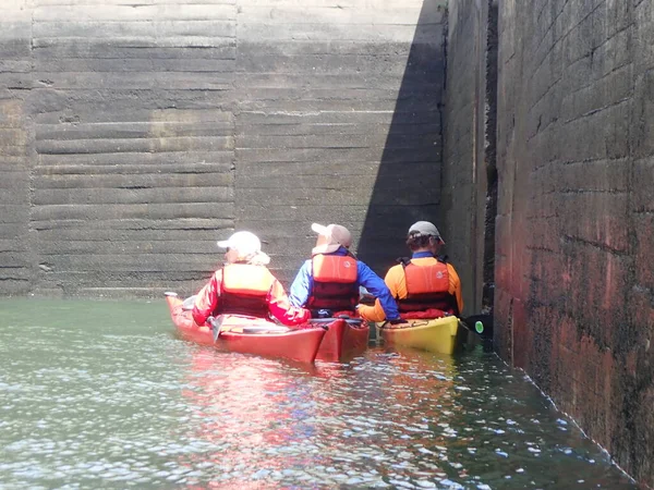 Kayak Kayak Dans Eau Écluse Avec Grande Porte — Photo