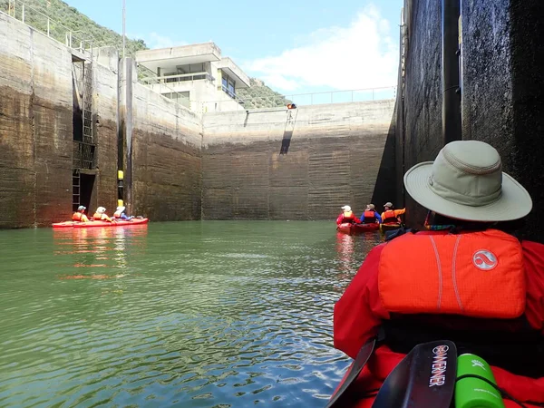 Kayak Kayak Dans Eau Écluse Avec Grande Porte — Photo