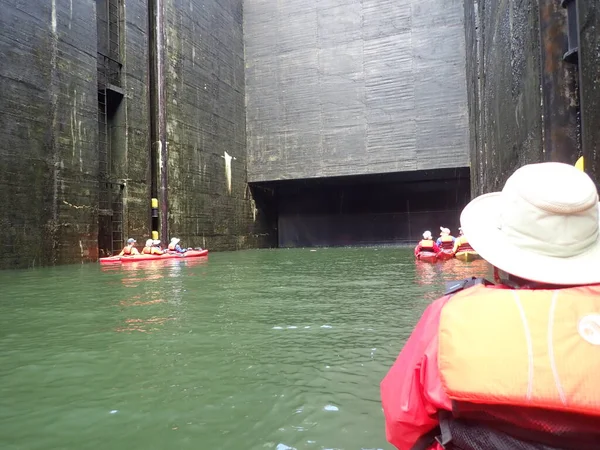 Kayak Kayak Dans Eau Écluse Avec Grande Porte — Photo