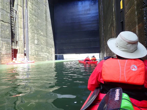 Kayak Kayak Dans Eau Écluse Avec Grande Porte — Photo