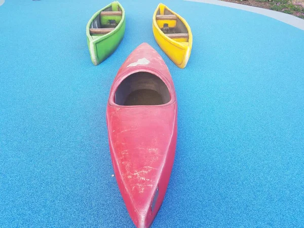 Kayaks Canots Rouges Jaunes Verts Surface Eau Bleue — Photo