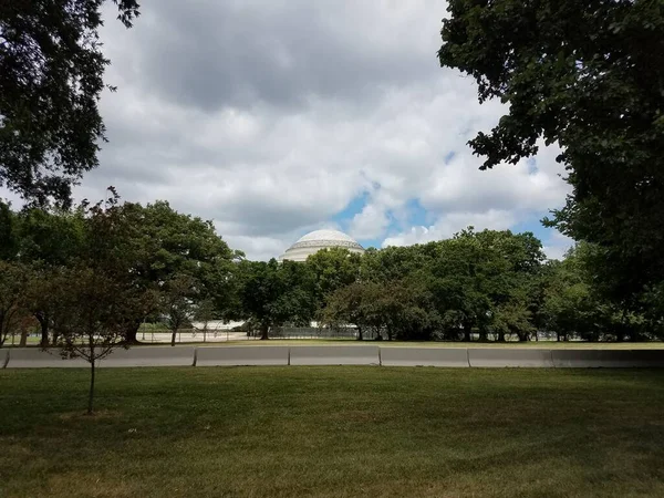 Pomnik Jeffersona Drzewami Wieloma Barykadami Cementowymi — Zdjęcie stockowe