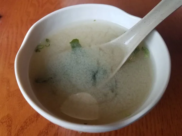 Sopa Japonesa Com Cebola Tigela Com Colher Mesa — Fotografia de Stock