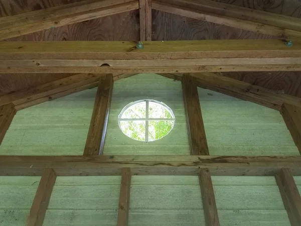 木の板やスタッドや円形の窓のある木造建築物や構造物の内部 — ストック写真