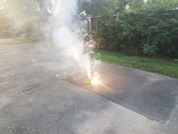 Helles Und Farbenfrohes Feuerwerk Auf Asphaltierter Auffahrt Mit Rauch Entzündet — Stockfoto