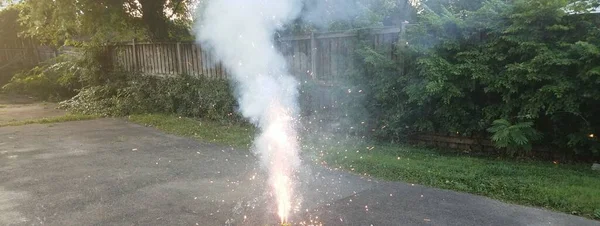 Világít Fényes Színes Tűzijáték Aszfalt Felhajtón Füst — Stock Fotó