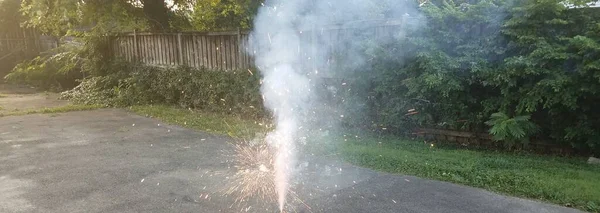 Helles Und Farbenfrohes Feuerwerk Auf Asphaltierter Auffahrt Mit Rauch Entzündet — Stockfoto