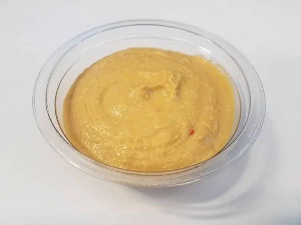 Recipiente Plástico Hummus Superfície Branca — Fotografia de Stock