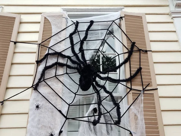 Σπίτι Παράθυρο Και Μαύρη Αράχνη Και Web Απόκριες Διακόσμηση — Φωτογραφία Αρχείου