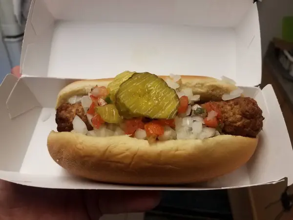 Cheeseburger Hot Dog Houskou Nakládanými Okurkami Cibulí Krabici Kuchyni — Stock fotografie