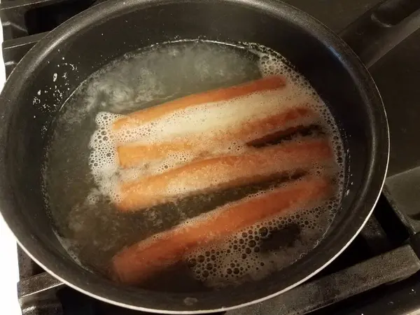 Hot Dogs Bouillant Dans Eau Chaude Dans Casserole Sur Cuisinière — Photo