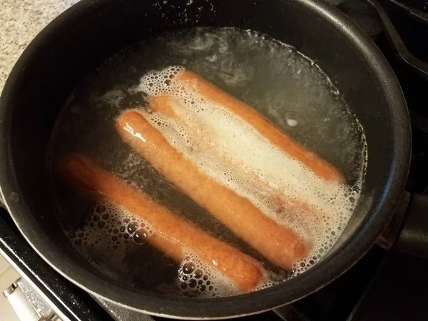 Hot Dogs Bouillant Dans Eau Chaude Dans Casserole Sur Cuisinière — Photo