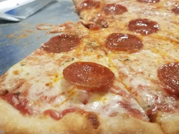 Forró Zsíros Sajt Pepperoni Pizza Fémtálcán Spatulával — Stock Fotó