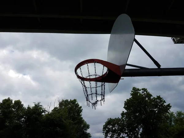 Aro Basquete Com Rede Corrente Embaixo Uma Ponte Árvores — Fotografia de Stock