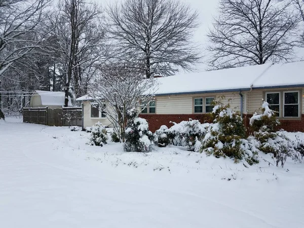 Будинок Дахом Подвір Вкритий Білим Снігом Взимку — стокове фото