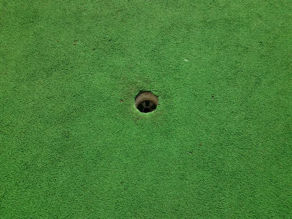 Buraco Campo Golfe Miniatura Com Grama Artificial Verde Relva — Fotografia de Stock