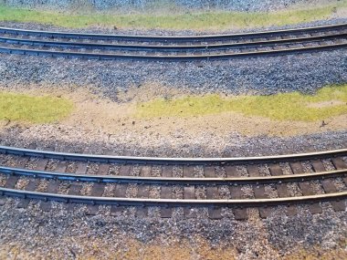 Birkaç oyuncak tren yolu monte edildi ve kuruldu.