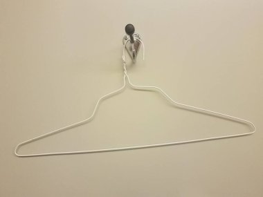 Tuvalet kapısında metal bir askı var.