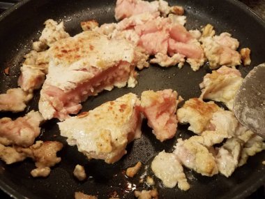 Kızartma tavasında pişen bir hindi.