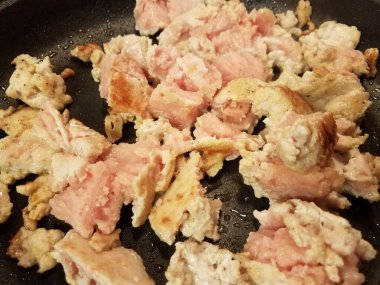 Kızartma tavasında pişen bir hindi.