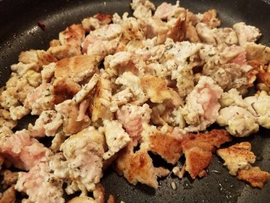 Kızartma tavasında pişen bir hindi.