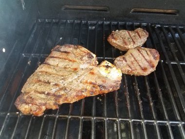 Lezzetli biftekler ızgarada pişiyor.