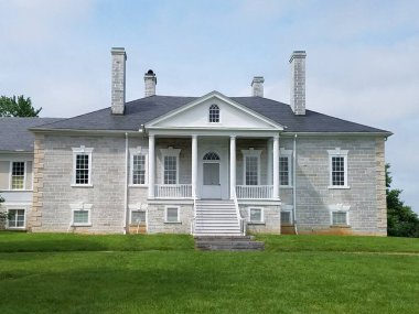 Gri taştan ev ya da yeşil çimenli bina