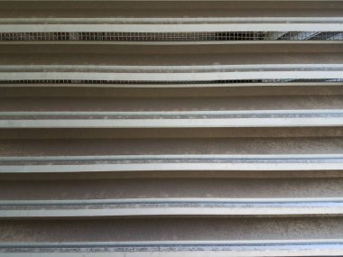 Gri metal menfez yatay çizgilerle kapanıyor