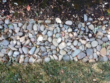 gri taşlar ya da çakıl taşları ve yeşil çimenler ya da çimenler ve toprak