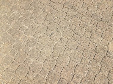 Gri taş sekizgen ve yerdeki kare fayanslar