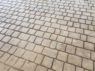 Yerdeki veya yerdeki gri dikdörtgen kaya ya da taş fayanslar