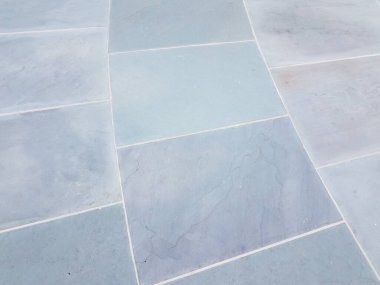 zemin ya da zemin üzerinde gri taş fayanslar kare ya da dikdörtgen