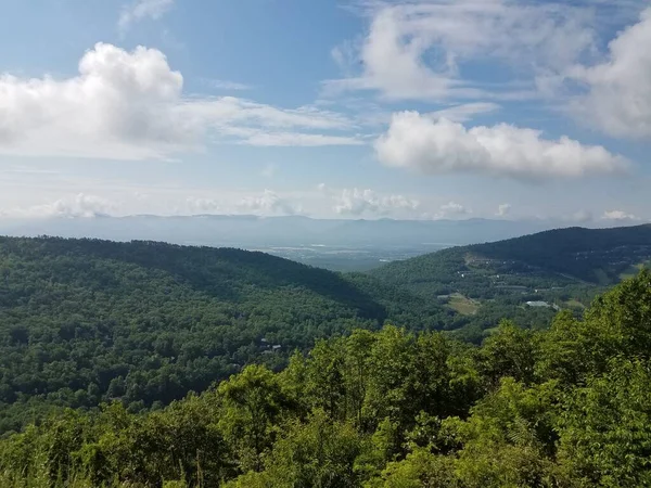 Grüne Bäume Und Hügel Und Himmel Mit Wolken Massanutten Virginia — Stockfoto