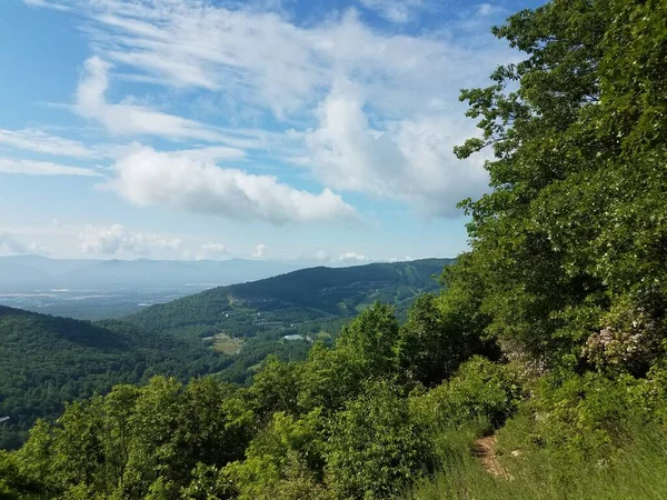 维吉尼亚州马沙努顿的绿树 小山和天空 乌云密布 — 图库照片