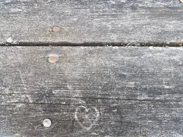 Grafite Forma Coração Esculpido Uma Mesa Piquenique Madeira — Fotografia de Stock