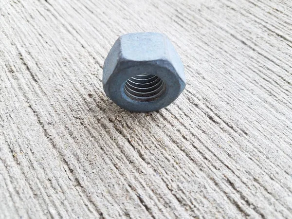 Металлический Болт Шестиугольной Формой Грубом Сером Цементе — стоковое фото