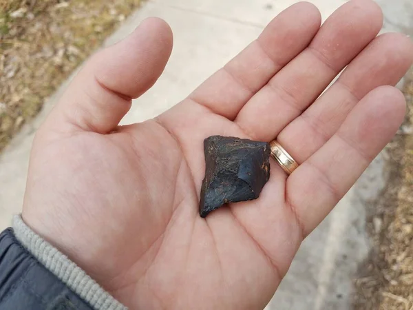 Palma Mano Sosteniendo Pieza Madera Quemada Negra Sobre Cemento —  Fotos de Stock