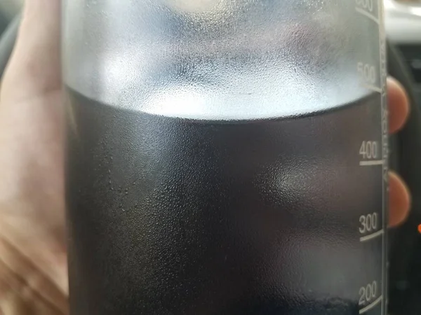 Een Hand Die Een Fles Water Met Condensatie Vasthoudt — Stockfoto