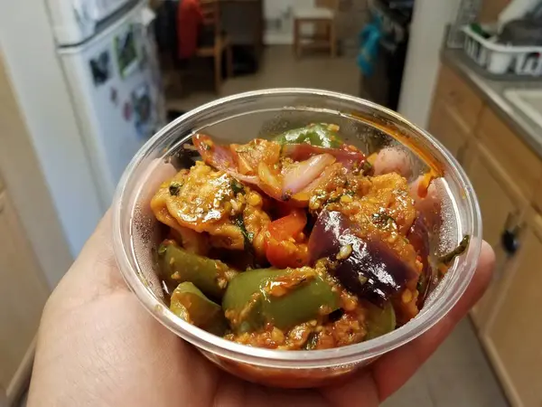 Mão Segurando Recipiente Plástico Carne Picante Com Pimentas Cebola Cozinha — Fotografia de Stock