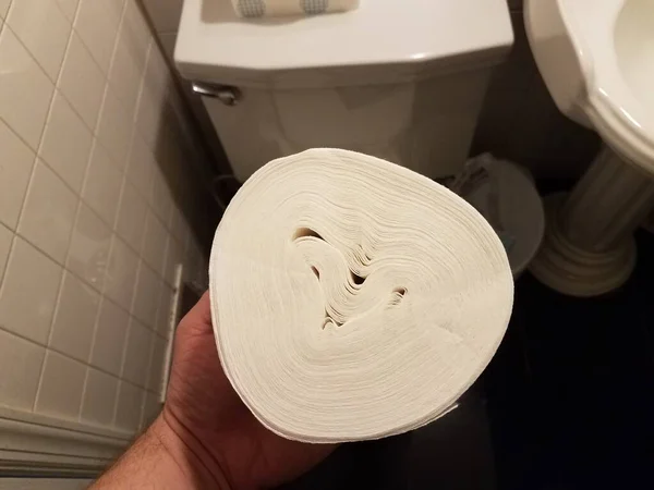 Mano Sosteniendo Rollo Papel Higiénico Sin Centro Sobre Inodoro Baño — Foto de Stock