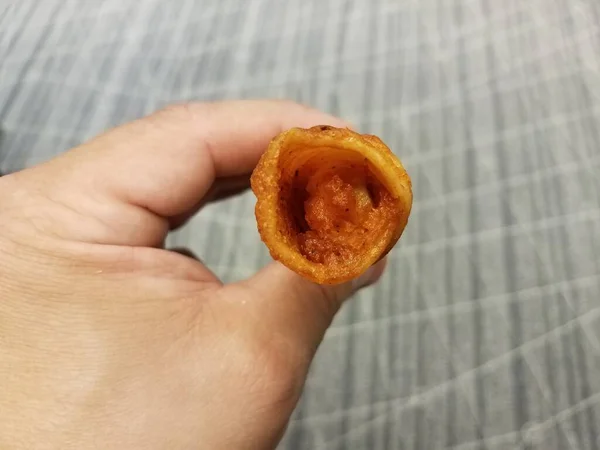 Mão Segurando Frango Frito Rolo Queijo Sobre Tapete Cinza Tapete — Fotografia de Stock