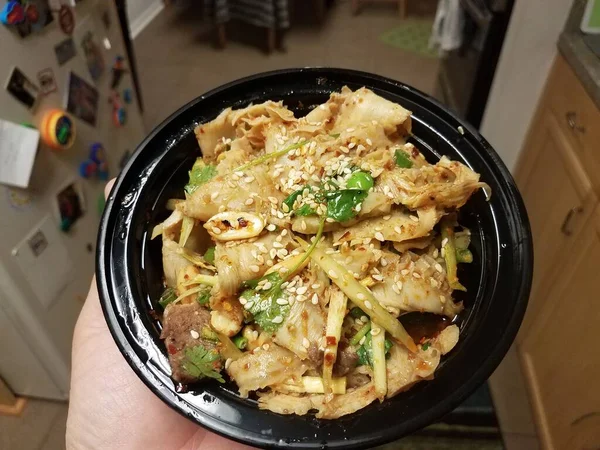 Main Tenant Bol Bœuf Épicé Tripe Nourriture Chinoise Dans Cuisine — Photo