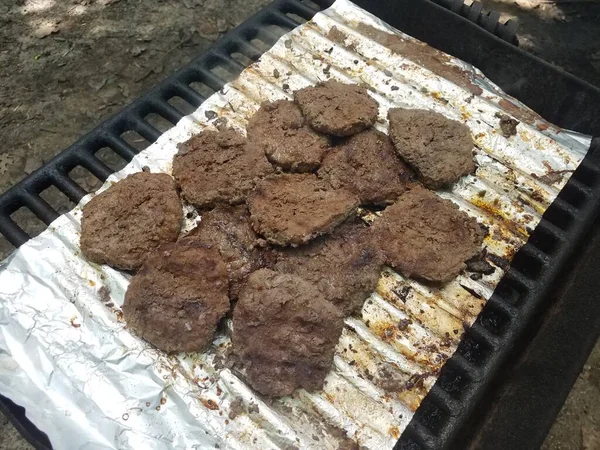 Muitos Hambúrgueres Cozinhar Uma Grelha Com Papel Alumínio — Fotografia de Stock