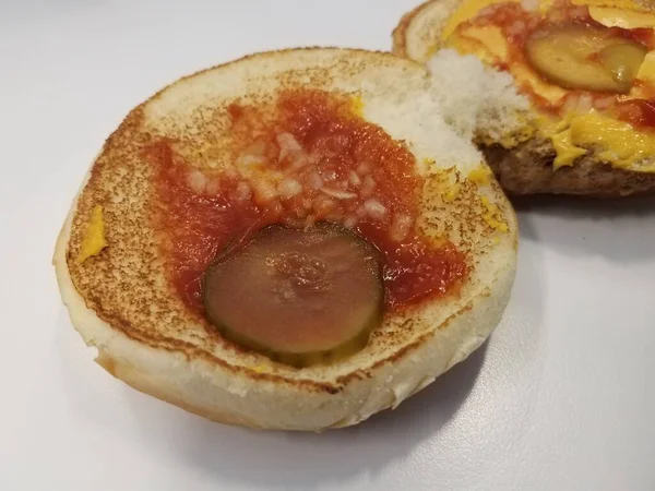 Intérieur Hamburger Avec Cornichon Ketchup — Photo