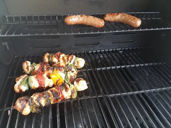 Kabob Mit Hühnchen Und Paprika Und Würstchen Auf Dem Grill — Stockfoto