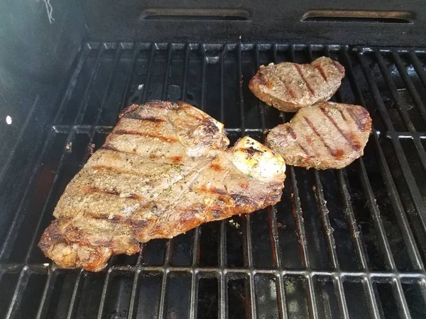 Juicy Beef Steaks Grilling Dirty Barbecue Grill — Stock Photo, Image